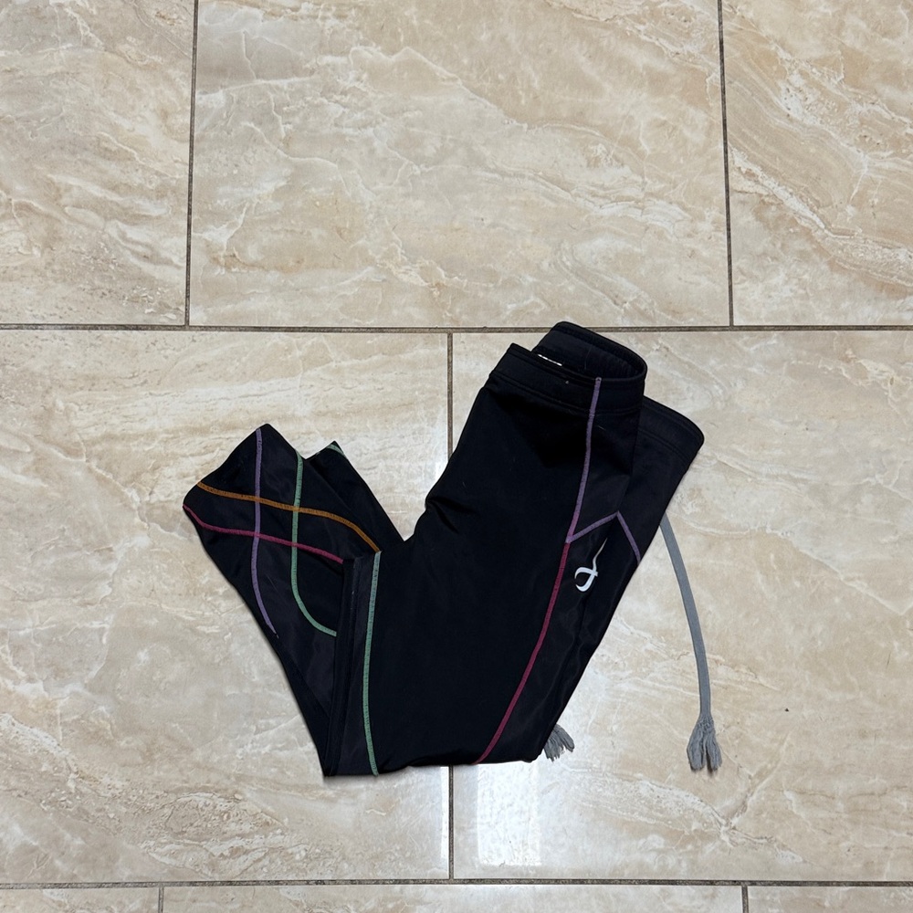 Stylish Black capri Leggings with Multicolor Accents